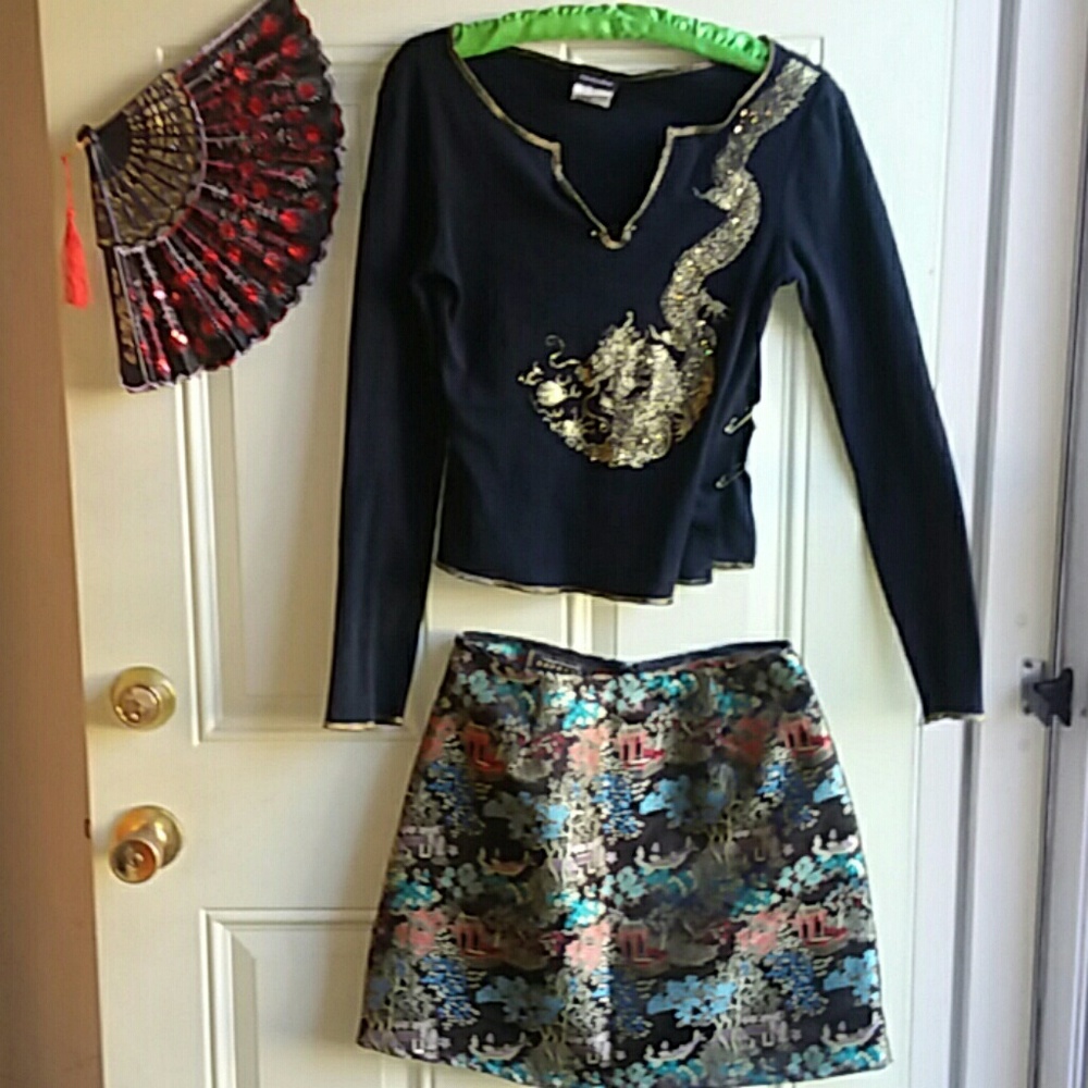 Eyeshadow cropped  gold dragon top small